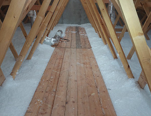 Zateplení stropu budovy se sedlovou střechou pomocí foukané izolace 